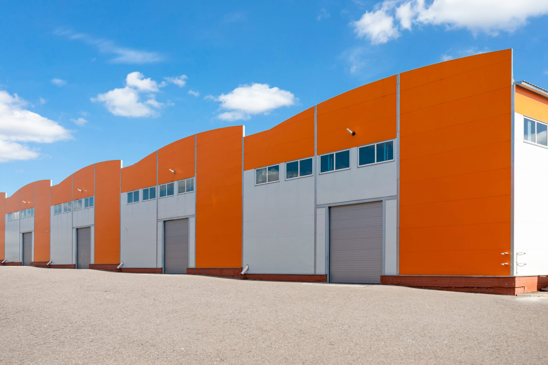 80×120 logistics centre with rising overhead doors