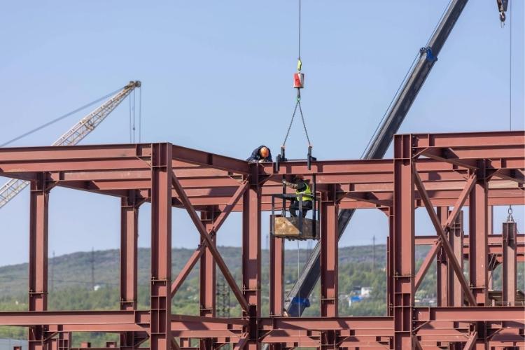 Red Iorn steel building being erected